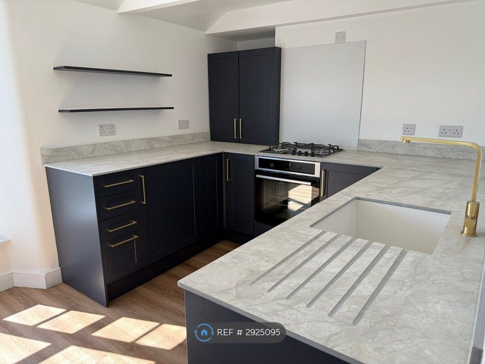 Property photo 3 of 11 Kitchen