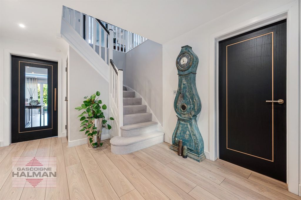 Property photo 2 of 25 Entrance Hallway