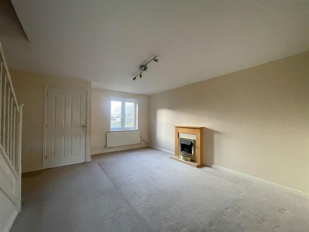 Property photo 3 of 12 Lounge