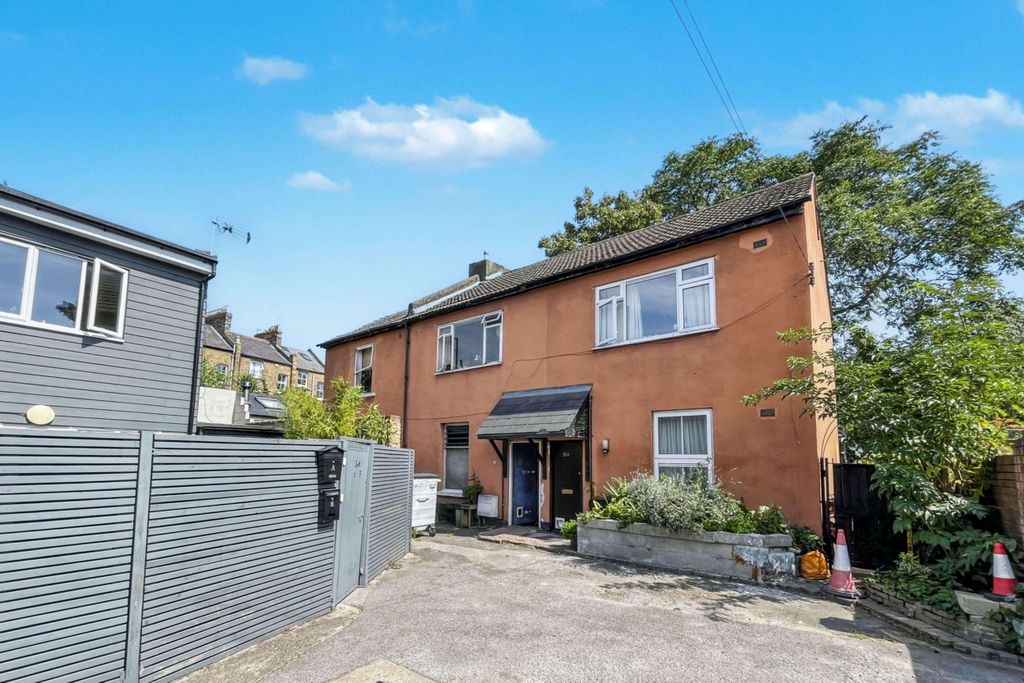 Property photo 1 of 9 351B Wandsworth Road, Battersea, London Sw8 2Jh