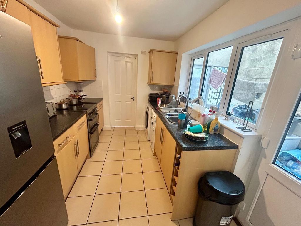 Property photo 3 of 8 Kitchen