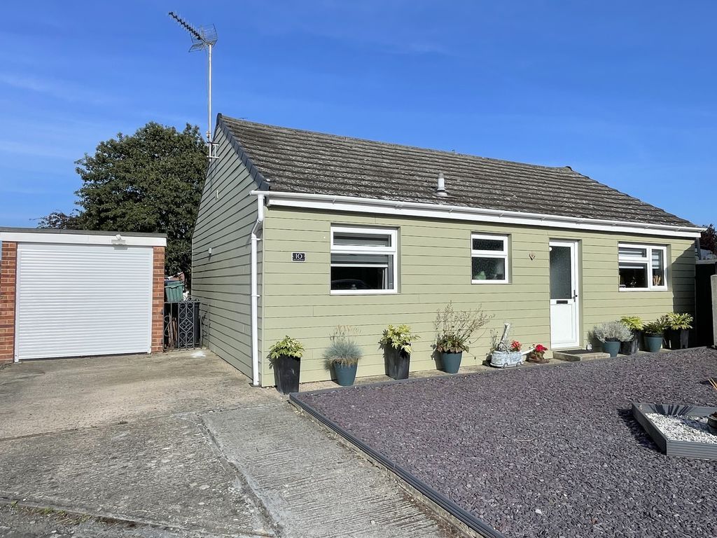 Property photo 1 of 17 Blyford Close
