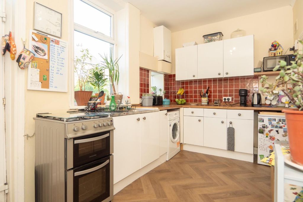 Property photo 3 of 18 Kitchen