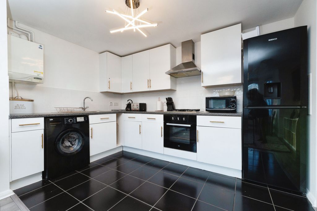 Property photo 3 of 16 Kitchen