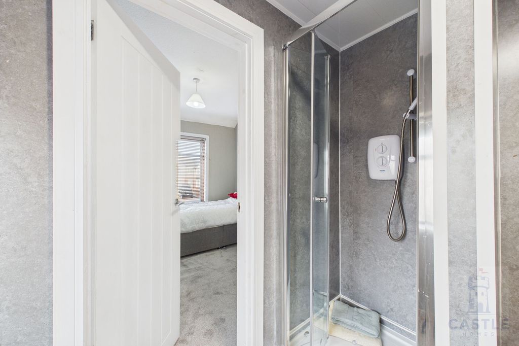 Property photo 3 of 15 Ensuite R 1