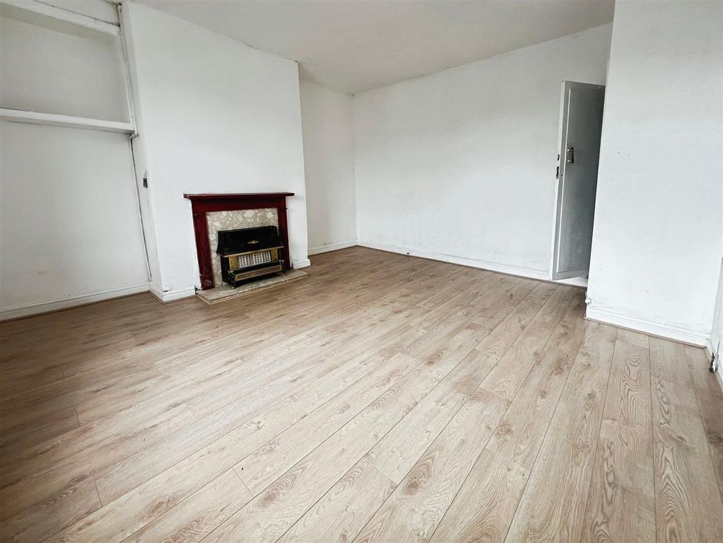 Property photo 3 of 12 Lounge