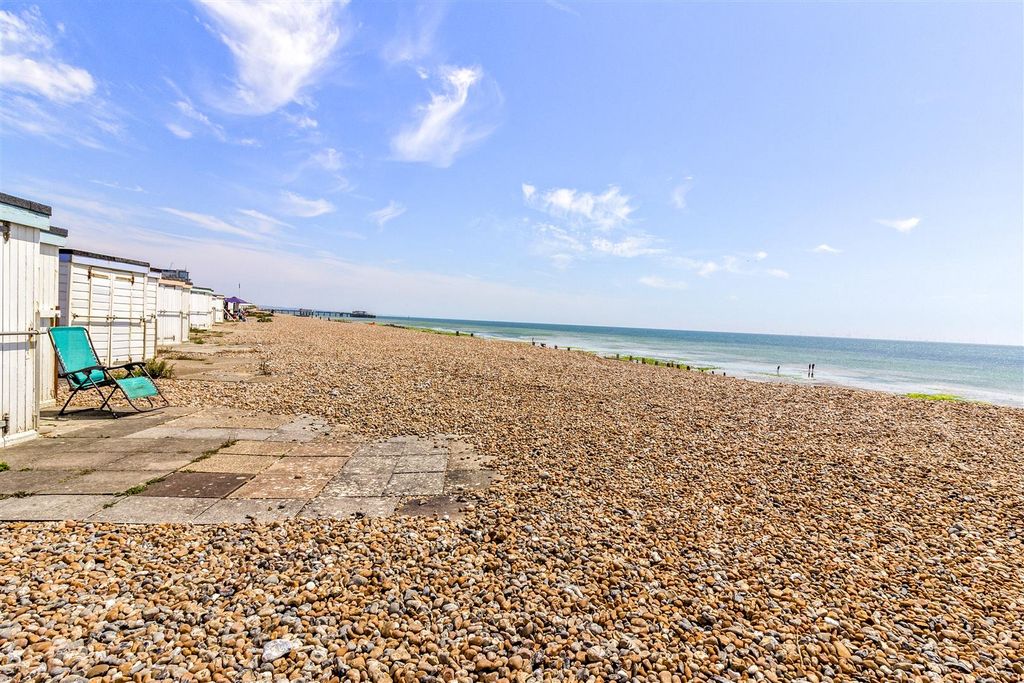 Property photo 2 of 18 39 Balcombe Court-017.Jpg