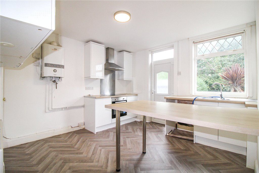 Property photo 3 of 10 Kitchen