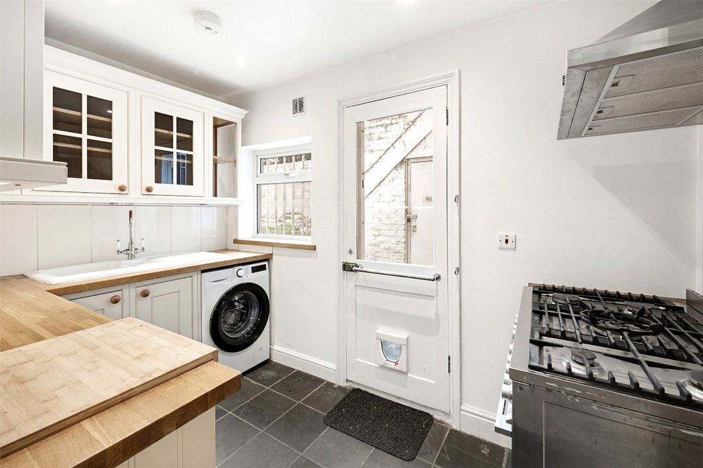 Property photo 3 of 11 Kitchen