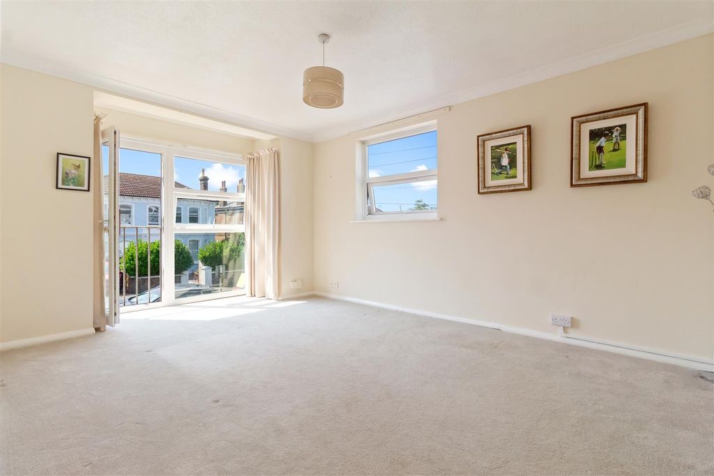 Property photo 2 of 12 Barton Court-004.Jpg