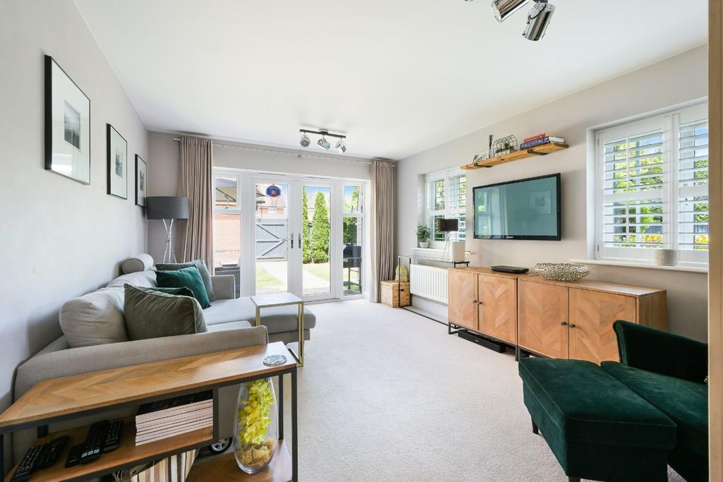 Property photo 3 of 17 White Lodge Close