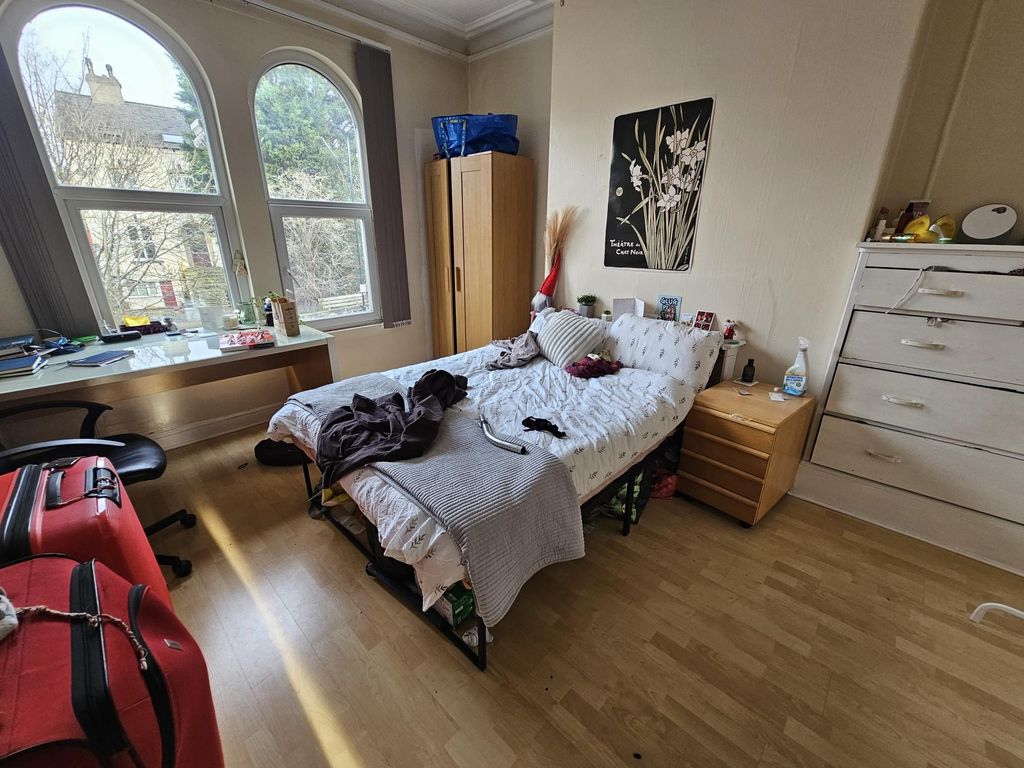 Property photo 2 of 21 Bright Double Bedroom With Large Arched Windows Pr...
