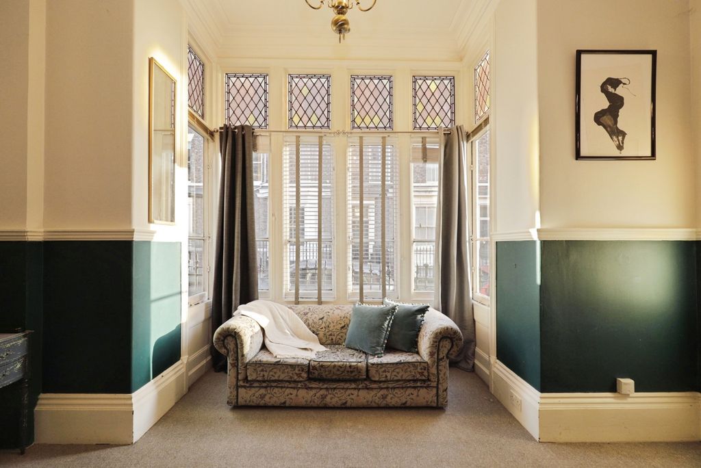 Property photo 3 of 8 Main Room (1)