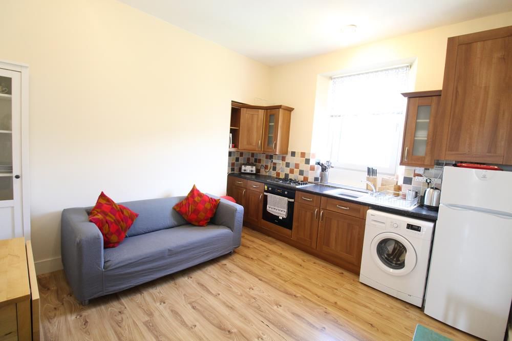 Property photo 2 of 6 Kitchen − Lounge