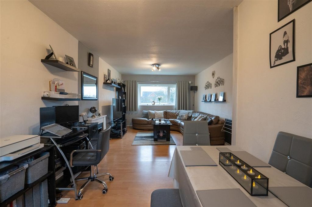 Property photo 3 of 18 Through Lounge