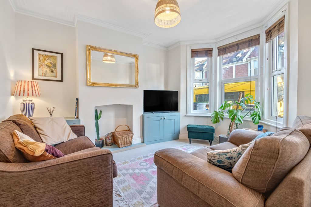 Property photo 2 of 33 Lounge