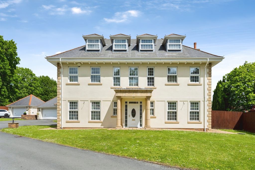 5 bed detached house for saleCwrt Ty Gwyn, Llangennech, Llanelli SA14