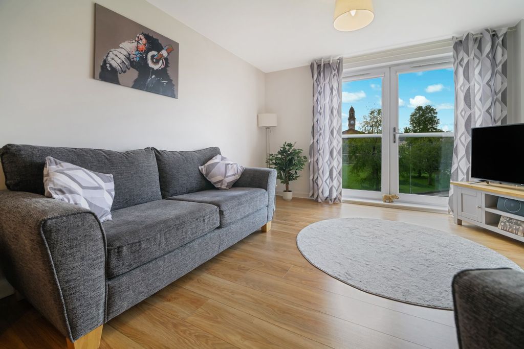 Property photo 2 of 11 Lounge