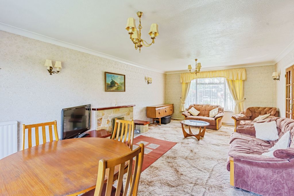 Property photo 3 of 20 Lounge