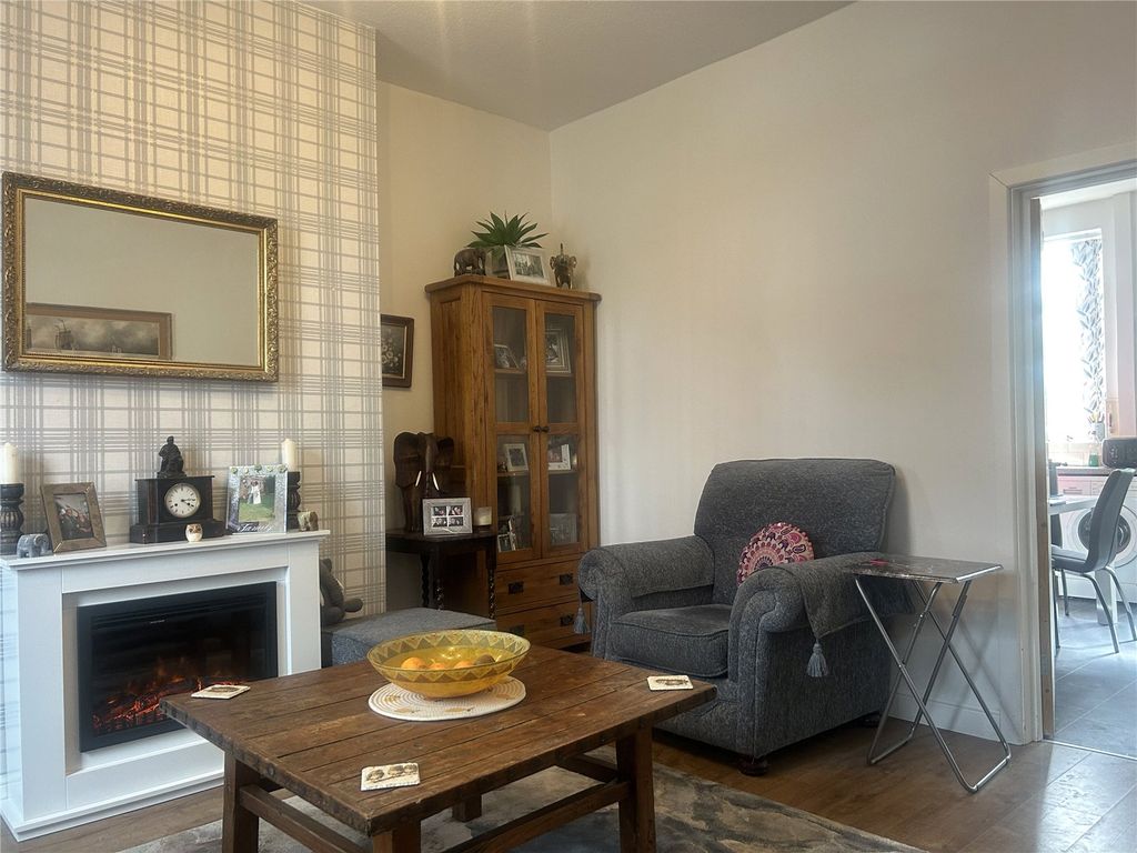 Property photo 3 of 13 Lounge