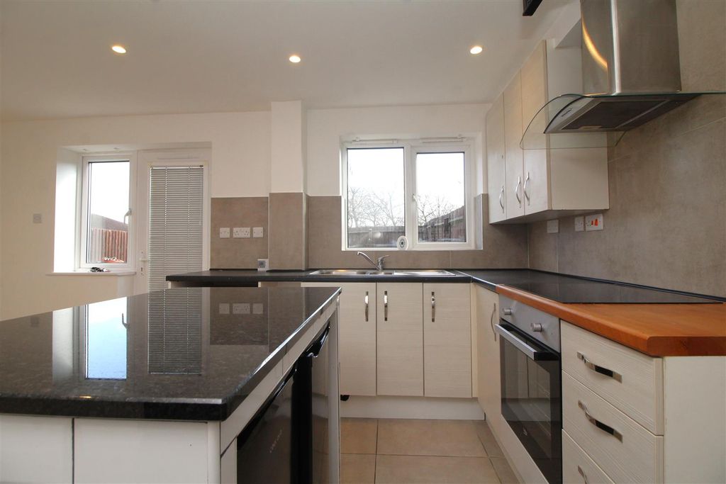 Property photo 2 of 11 Kitchen 2.Jpg