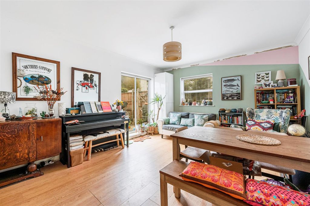 Property photo 3 of 11 57A Summerlands Avenue-5.Jpg