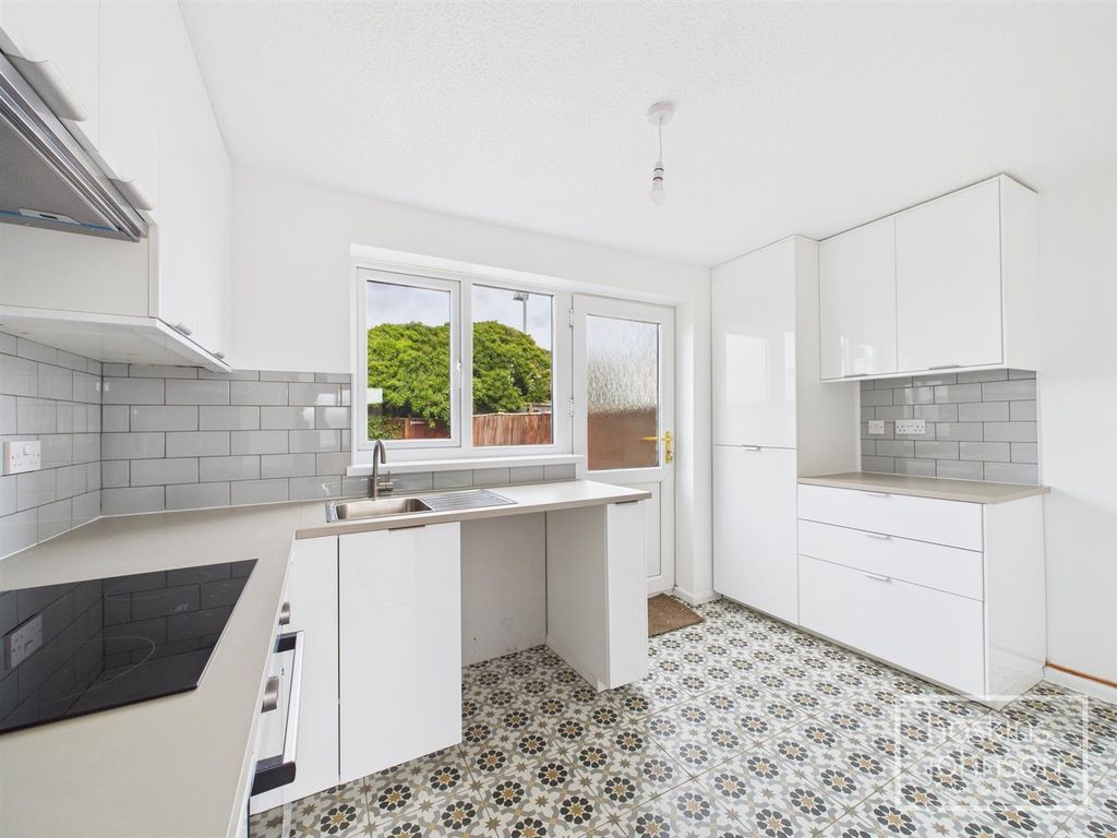 Property photo 3 of 10 Kitchen