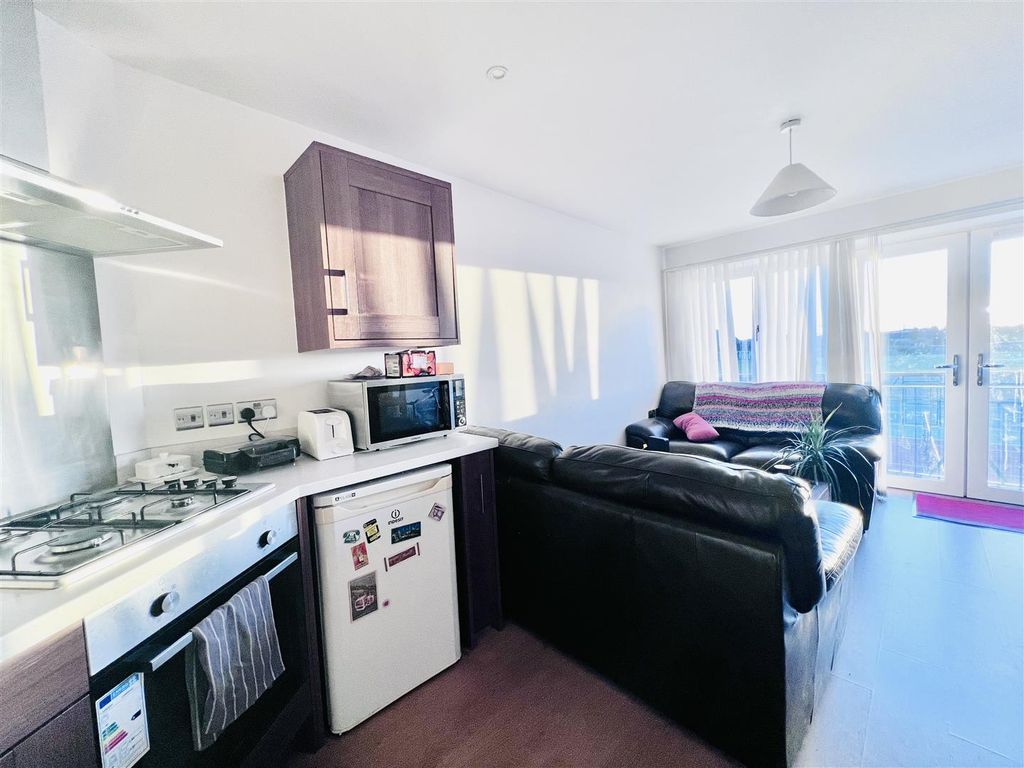 Property photo 3 of 10 Kitchen/Living