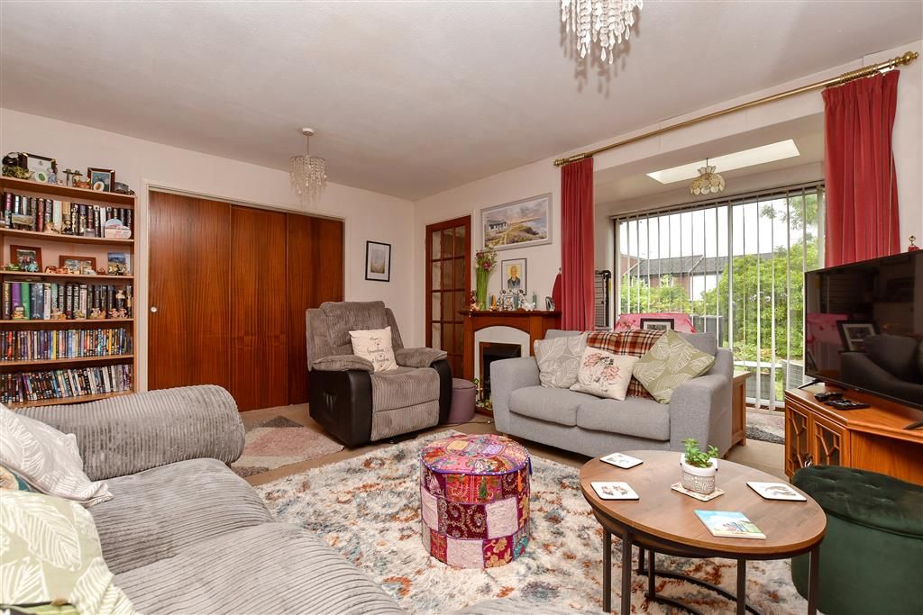 Property photo 3 of 11 Lounge