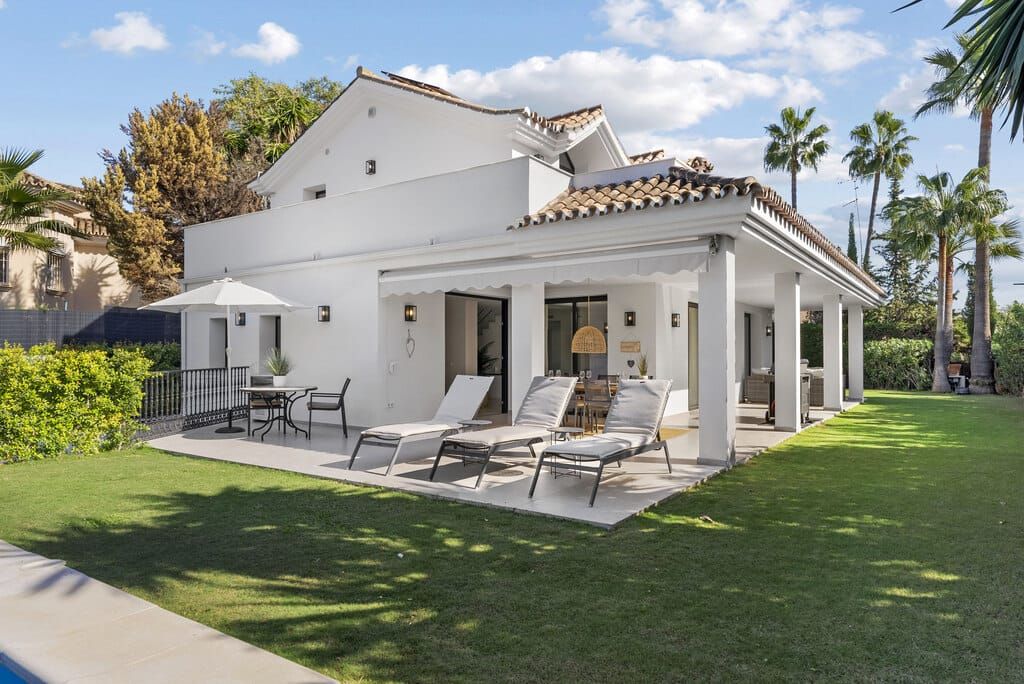 Property photo 2 of 18 Nueva Andalucia Villa Esmarv174 2