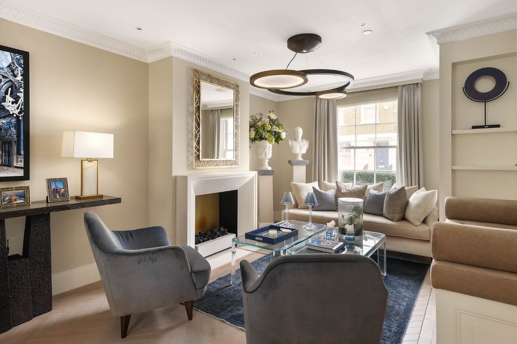 Property photo 3 of 16 Front Seating