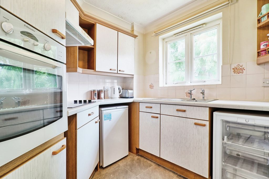 Property photo 3 of 10 Kitchen