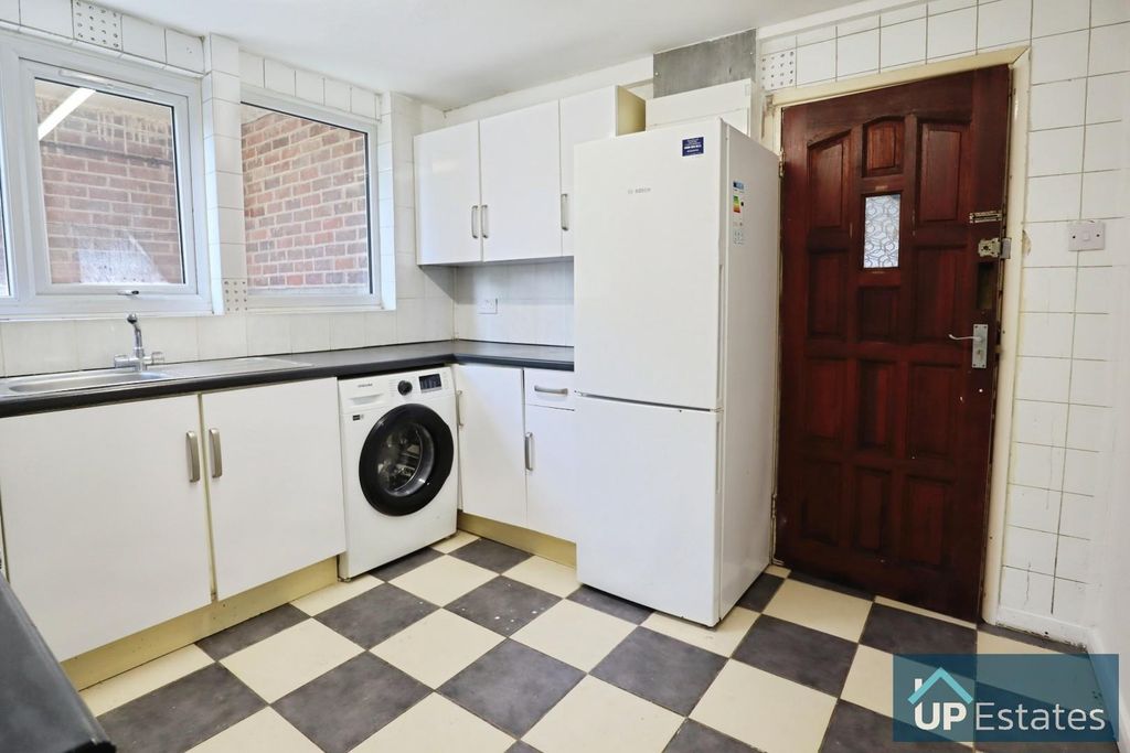 Property photo 3 of 7 Kitchen