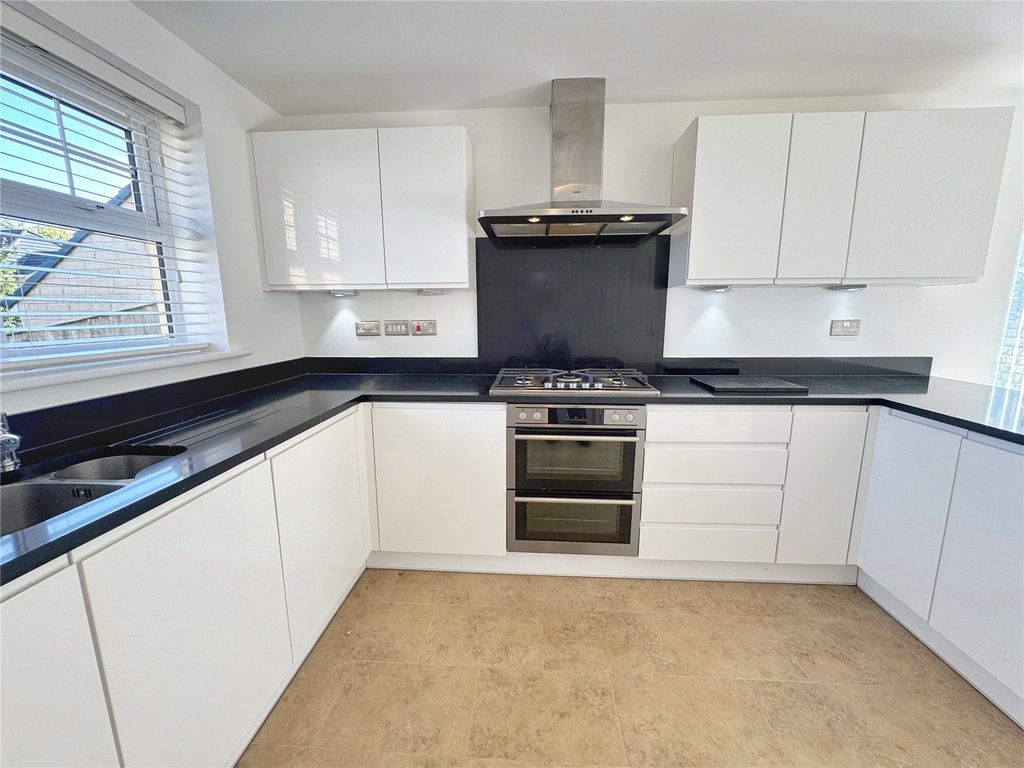 Property photo 2 of 37 Picture No. 24