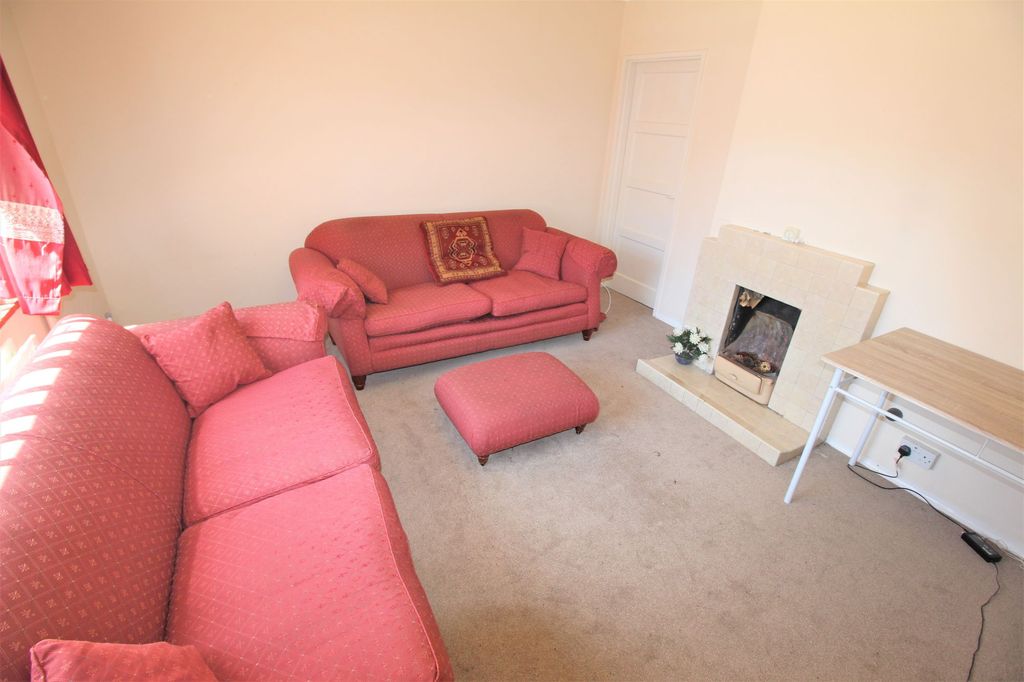 Property photo 3 of 9 Lounge