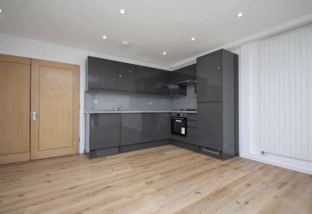 Property photo 3 of 11 Kitchen