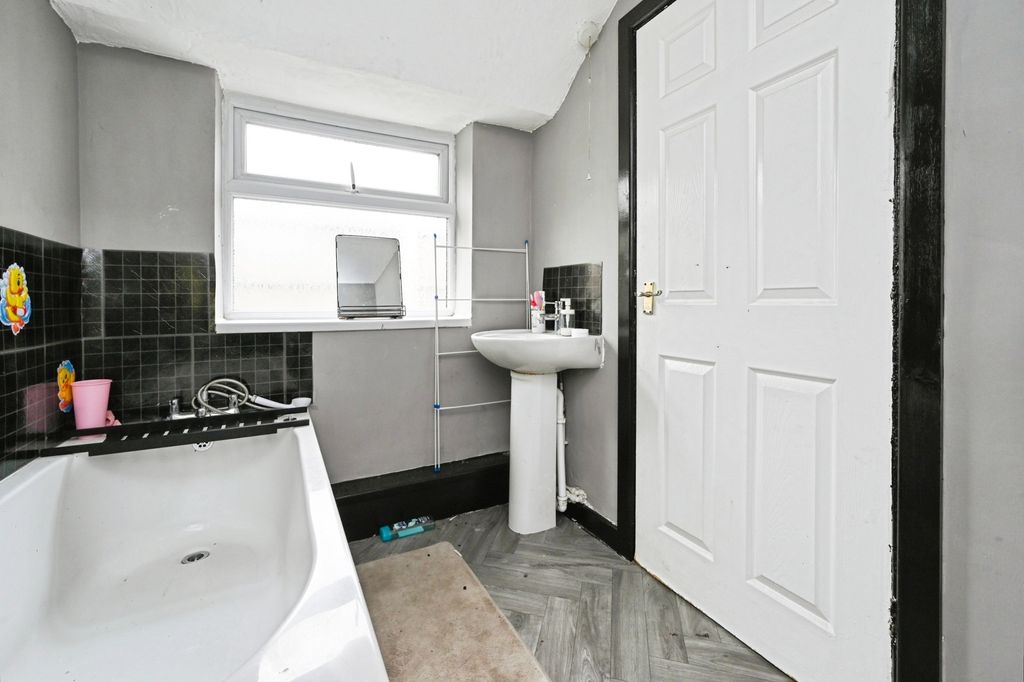 Property photo 2 of 16 Bathroom
