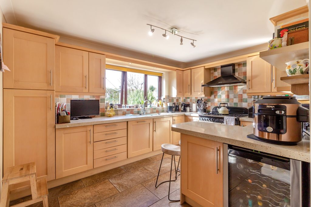 Property photo 2 of 40