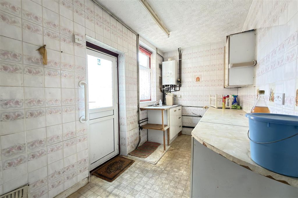 Property photo 3 of 7 Kitchen