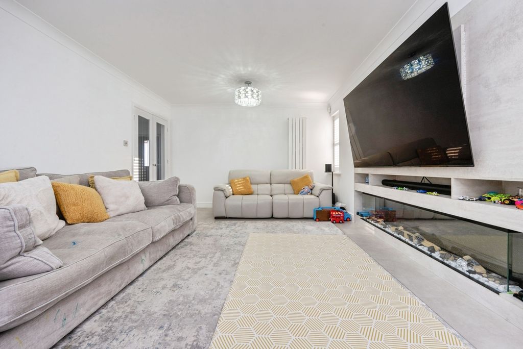 Property photo 3 of 30 Lounge 2