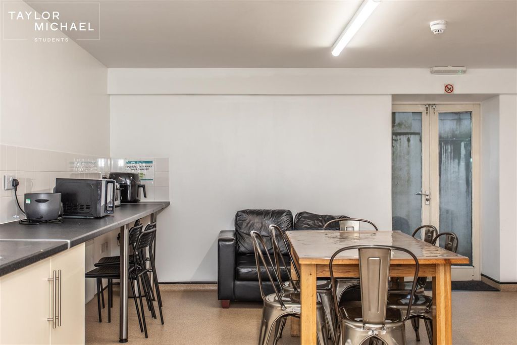 Property photo 2 of 10 Shared Kitchen