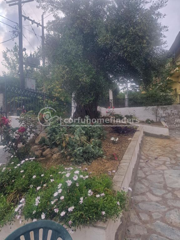 Property photo 2 of 17 Front Garden