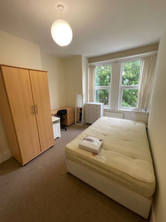 Property photo 3 of 23 Bright And Cozy Double Bedroom Featuring A Large W...
