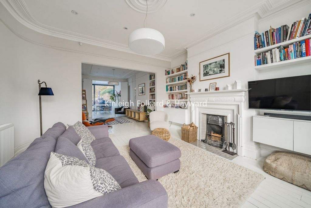 Property photo 3 of 16 Image011