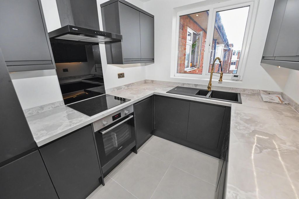 Property photo 1 of 6 Sunbury Road - Kitchen