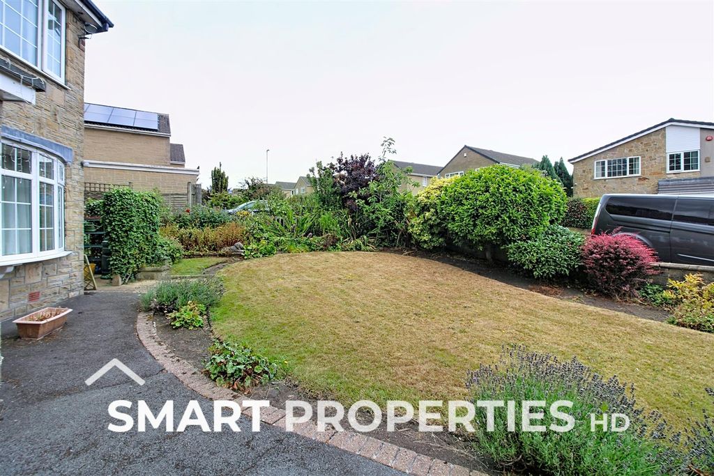 Property photo 2 of 26 Front Garden