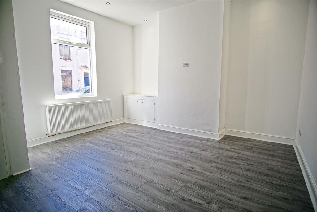 Property photo 3 of 12 Reception 1