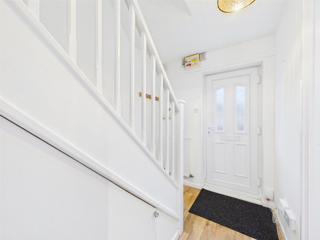 Property photo 3 of 14 Entrance Hall