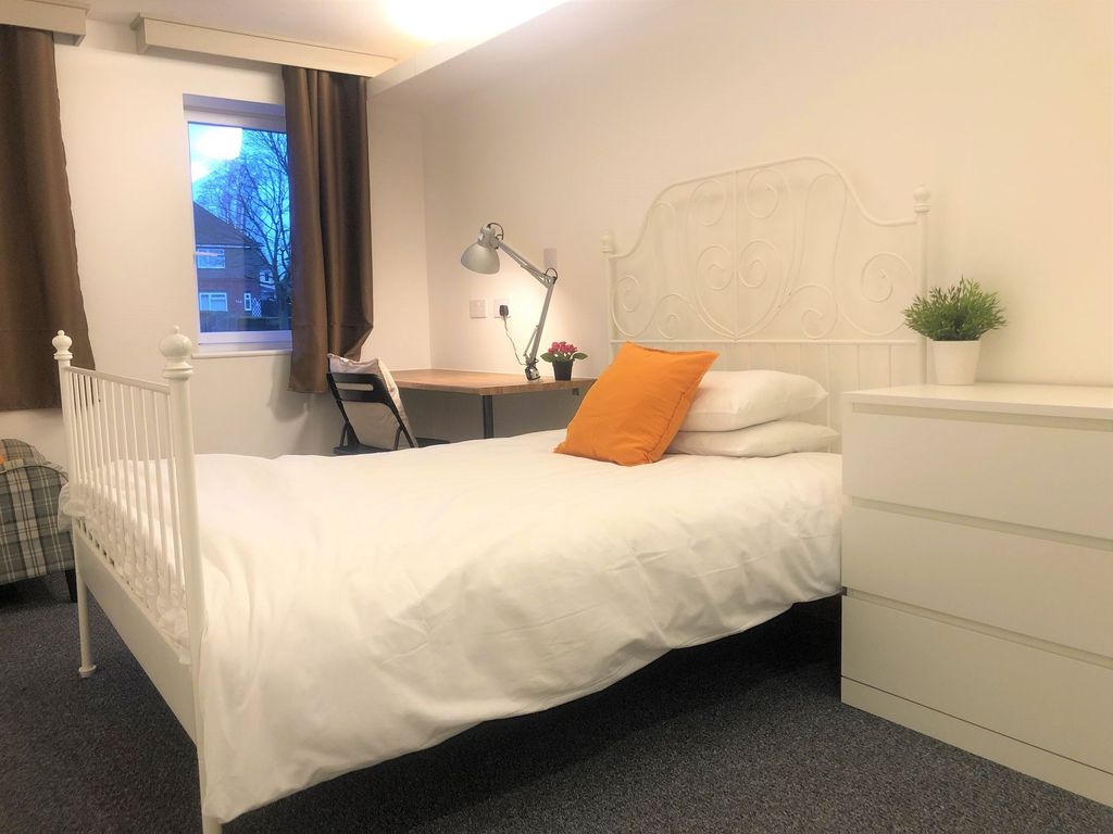 Property photo 1 of 8 Bright And Cozy Single Bedroom Featuring A Neatly ...