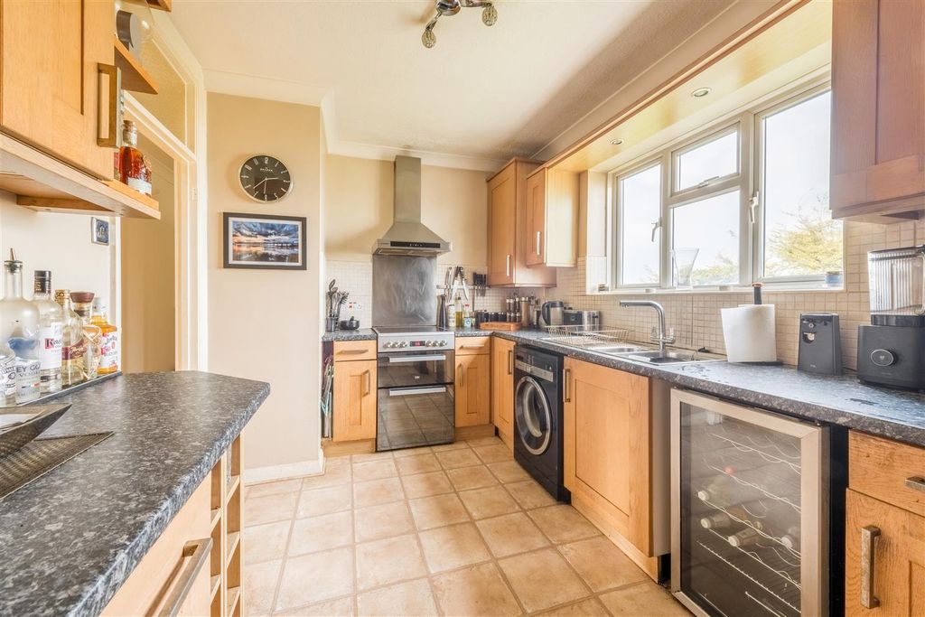 Property photo 3 of 23 Flat 5 Hillcrest Court-4.Jpg